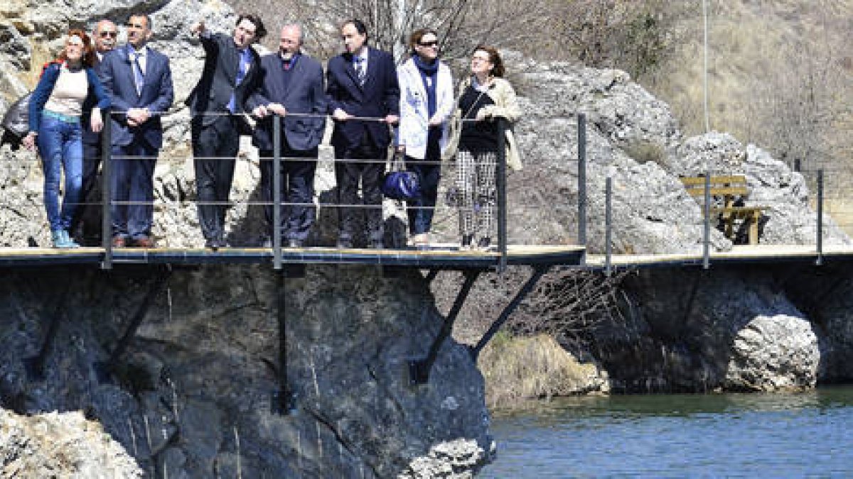Carlos Martínez Mínguez muestra a José Valín el entorno del río. / ÁLVARO MARTÍNEZ-