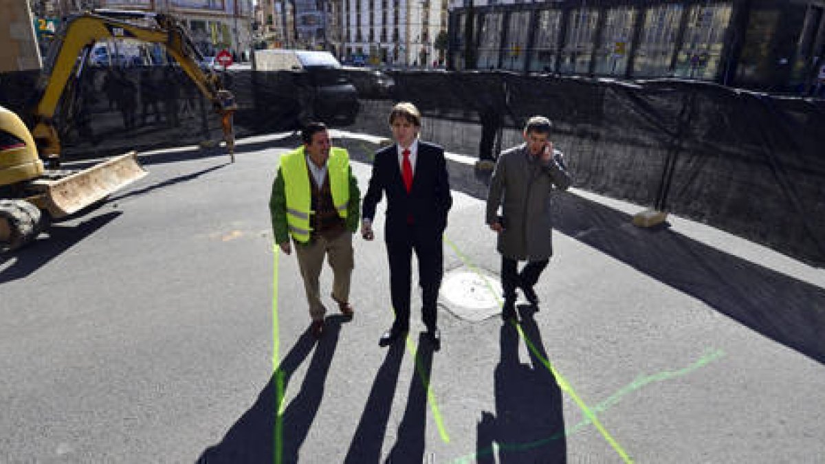 Carlos Rubio, Carlos Martínez y Javier Antón, antes del inicio de las obras. / ÁLVARO MARTÍNEZ-