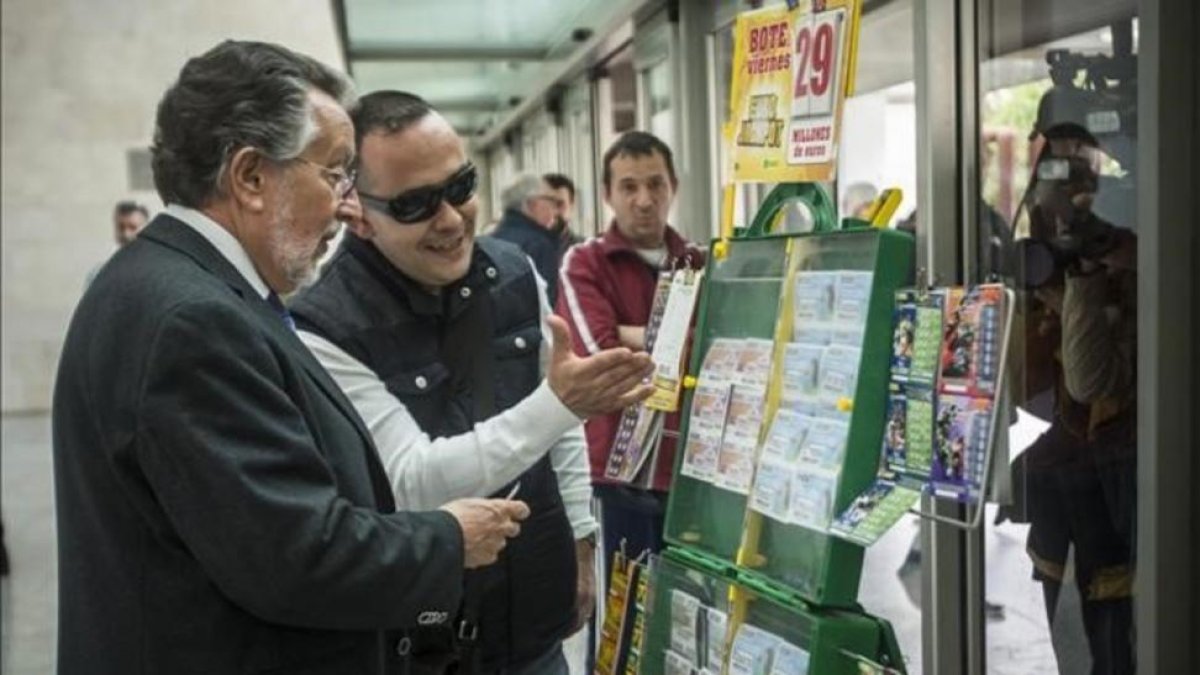 El exvicealcalde de Valencia Alfonso Grau, comprando lotería tras declarar durante más de dos horas como testigo por la operación Taula.-MIGUEL LORENZO
