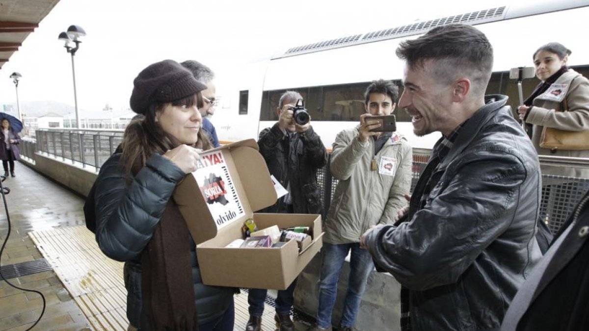 El actor Juan José Ballesta fue recibido en la estación de tren de Soria-Luis Ángel Tejedor