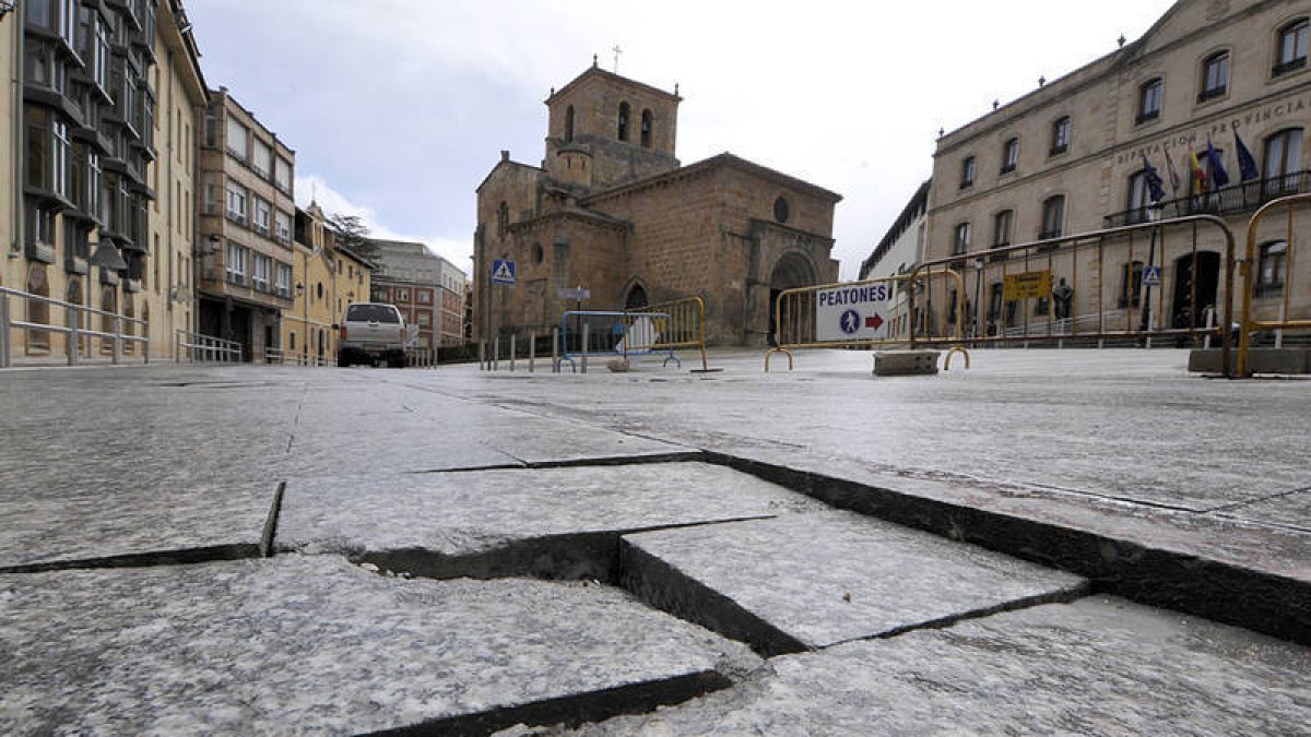 Desperfectos en el pavimento de San Juan de Rabanera. / VALENTÍN GUISANDE-
