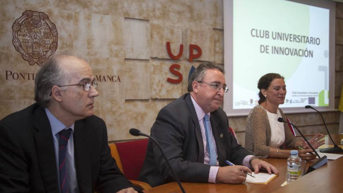 La Universidad Pontificia de Salamanca presenta los proyectos desarrollados este año en el Club de Innovación. Asistieron ( izda a dcha ) Jesús Mª de Andrés Rodríguez-Trelles ( Ciencia y tecnología de FUESCYL), Vidal Alonso Secades ( Vicerrector UPSA) y A-Ical