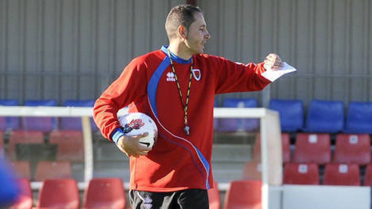Pablo Machín da órdenes en un entrenamiento. / U. Sierra-