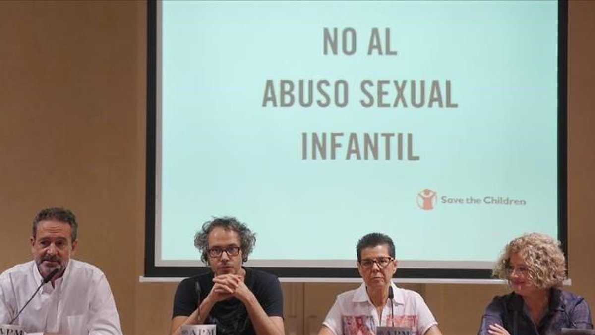 El pianista James Rhodes, junto a otros activistas en contra de los abusos sexuales, urgen al Gobierno a aprobar una ley contra la violencia infantil.-JOSE LUIS ROCA