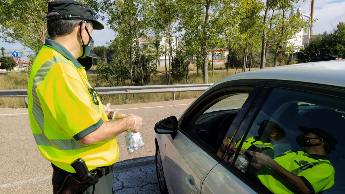 Un agente de la Guardia Civil departe con un conductor. HDS