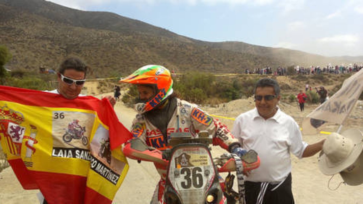 El soriano Pablo Callejo junto a la piloto Laia Sanz durante el Dakar que finalizó el pasado domingo. -