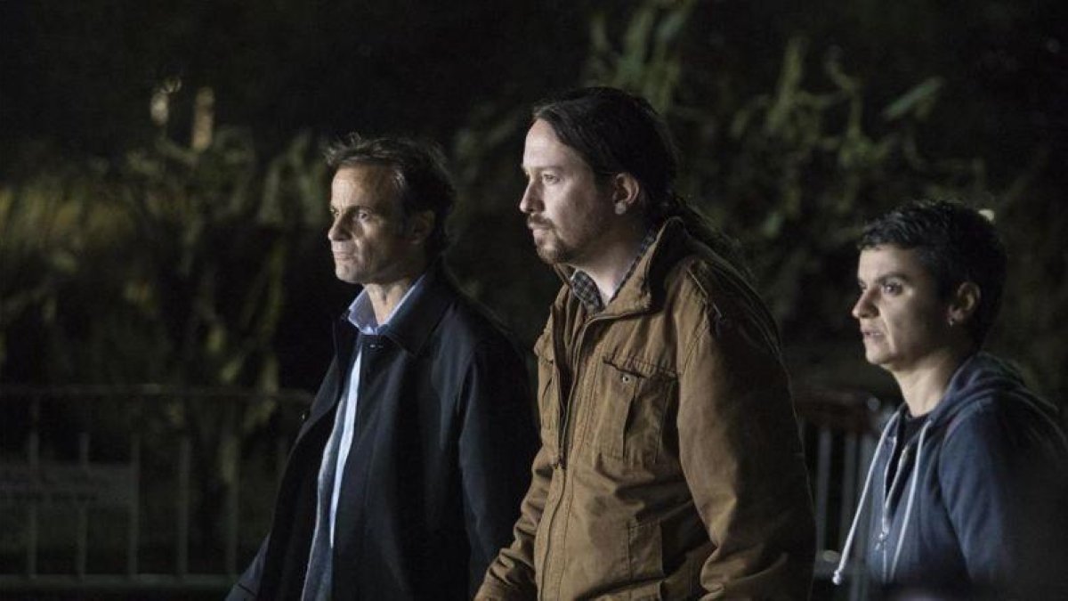 El lider de Podemos Pablo Iglesias acompanado de Lucía Martín y Jaume Asens tras visitar a Oriol Junqueras, Jordi Sanchez y Jordi Cuixart, presos en el Centre Penitenciari Lledoners-FERRAN NADEU