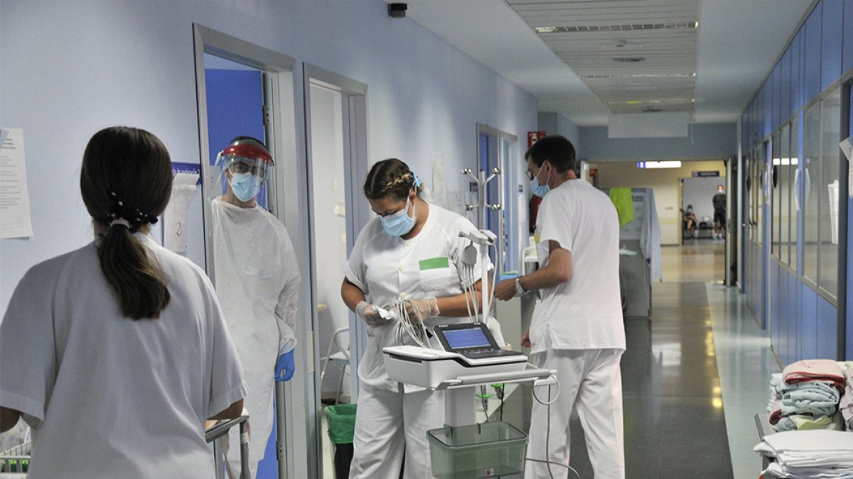Sanitarios en el hospital Santa Bárbara. VALENTÍN GUISANDE
