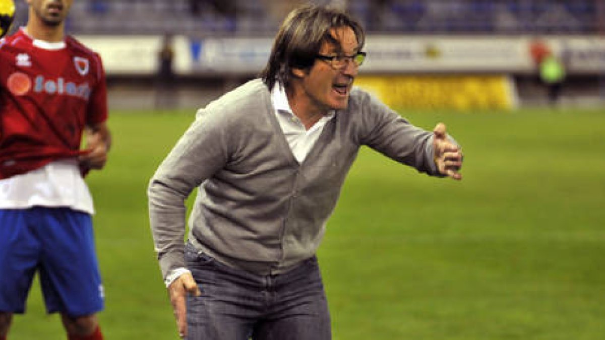 El entrenador del Numancia, Juan Antonio Anquela. / DIEGO MAYOR-