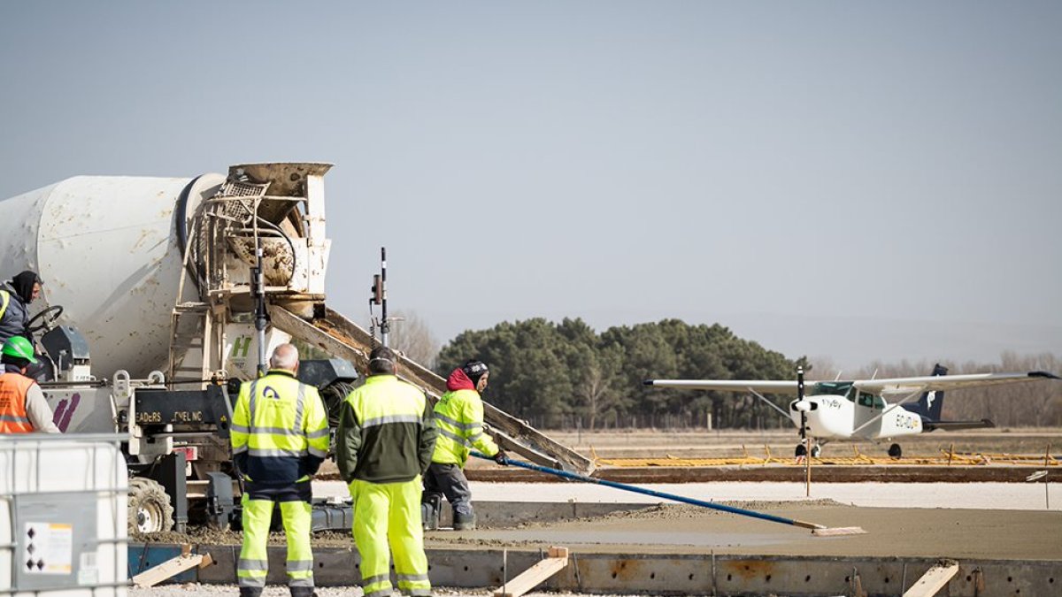 Operarios echando el hormigón en la plataforma.-GONZALO MONTESEGURO