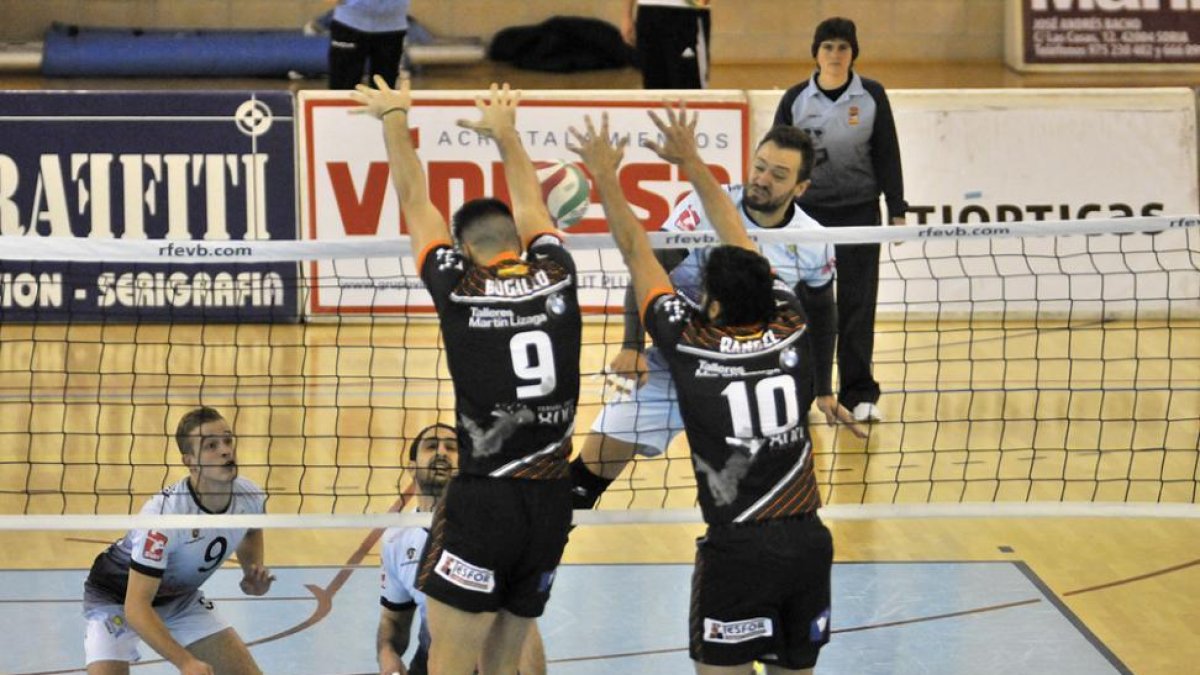 Manu Salvador remata durante el partido ante Teruel.-VALENTÍN GUISANDE
