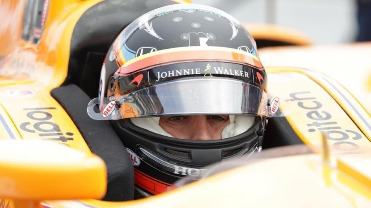 Fernando Alonso espera su momento para intentar la vuelta rápida, ayer, en Indianápolis.-EFE / STEVE C MITCHELL