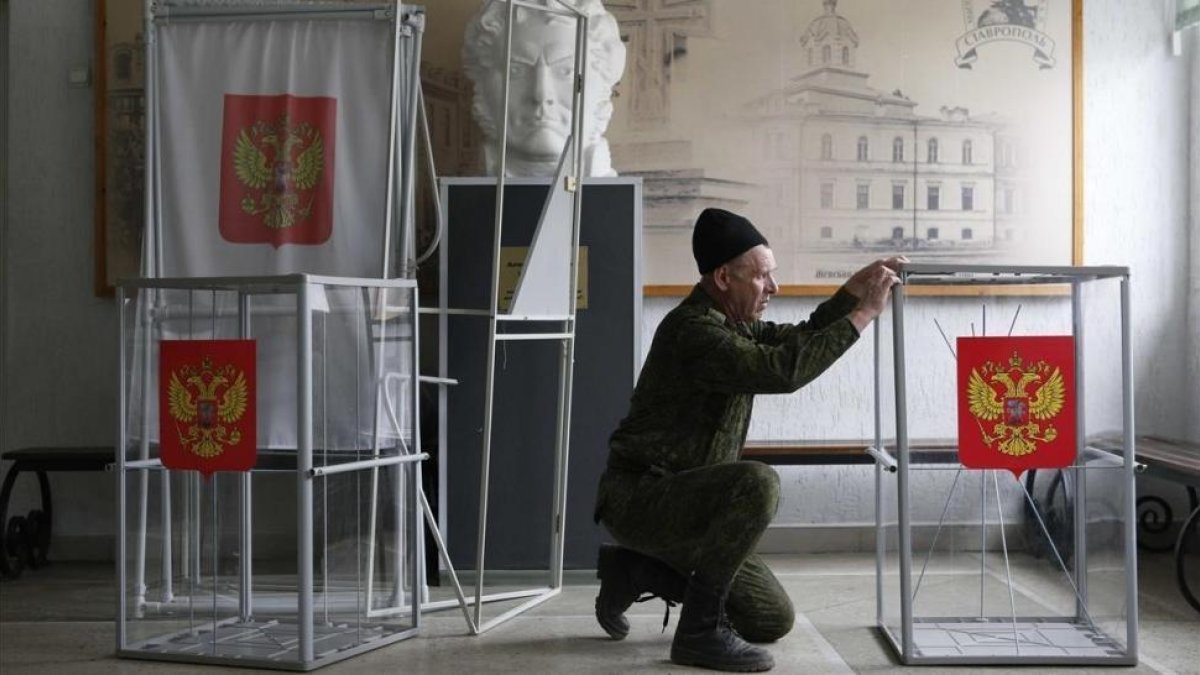 Preparación de las urnas para las elecciones presidenciales rusas en la ciudad de Stavropol.-/ REUTERS / EDUARD KORNIYENKO