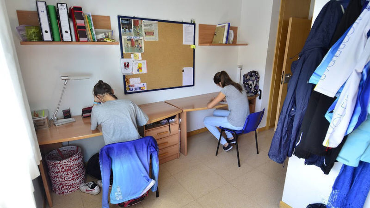 Estudiantes universitarias en una habitación de la residencia Antonio Machado, de la capital. / ÁLVARO MARTÍNEZ-