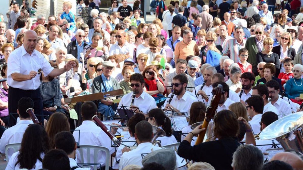 Multitudinario segumiento del concierto de pasodobles de la Banda.-ÁLVARO MARTÍNEZ
