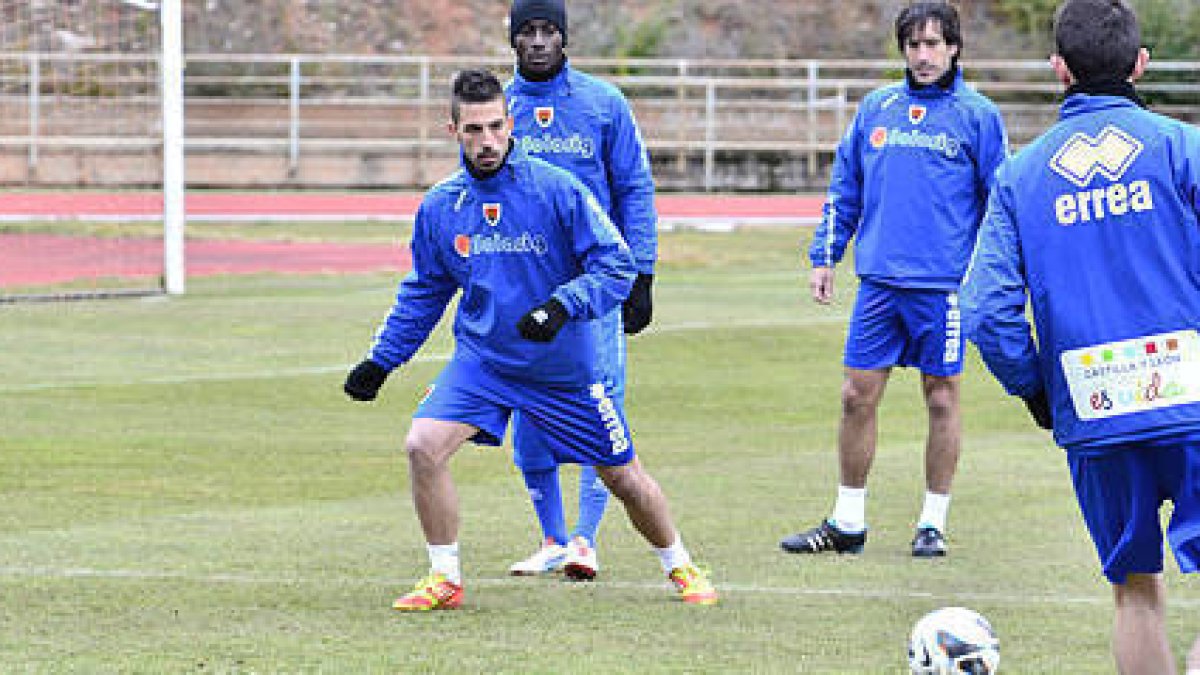 Isidoro en un entrenamiento del Numancia durante esta semana. / Álvaro Martínez-