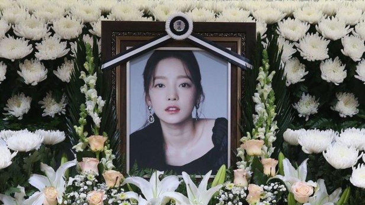 Los fans de Goo Hara han improvisado un altar con fotos y flores en el hospital de Seúl, en recuerdo de la estrella K-Pop.-DONG-A ILBO