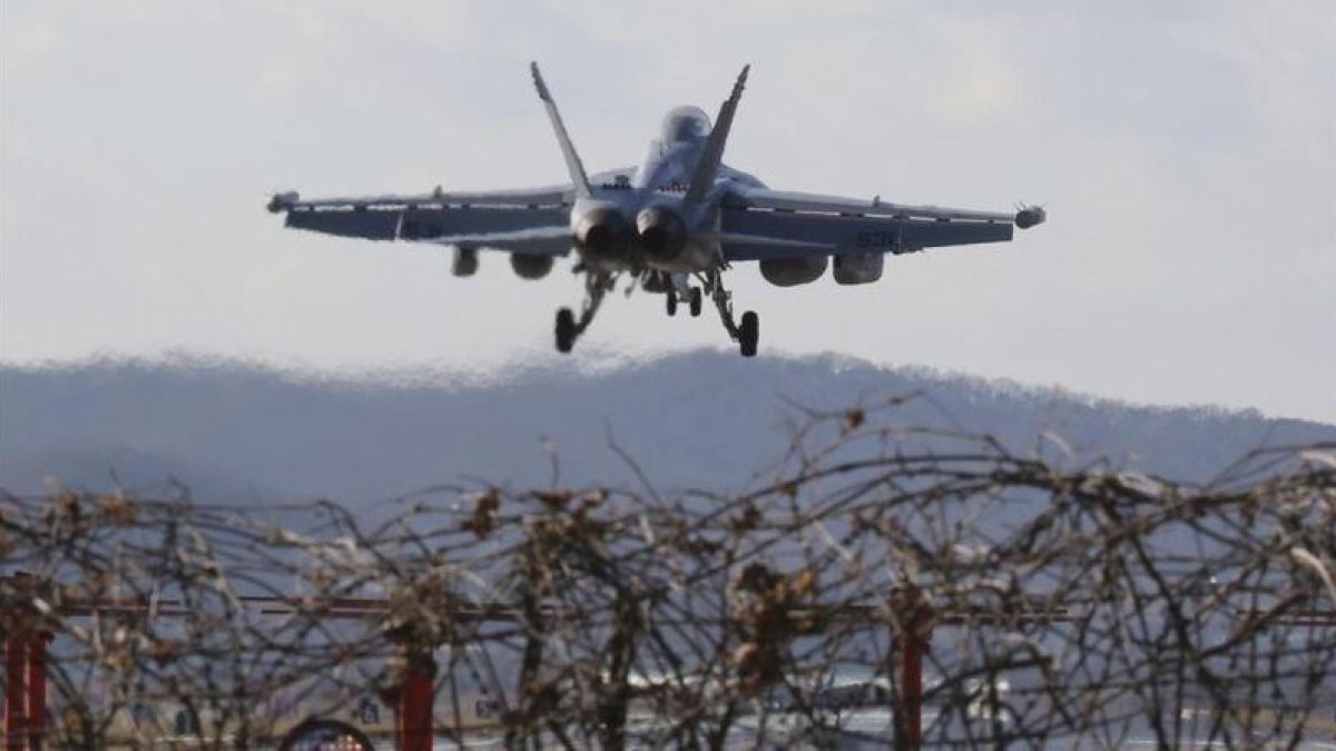 Un avión de combate estadounidense en la base aérea de Pyeongtaek. /-AHN YOUNG-JOON
