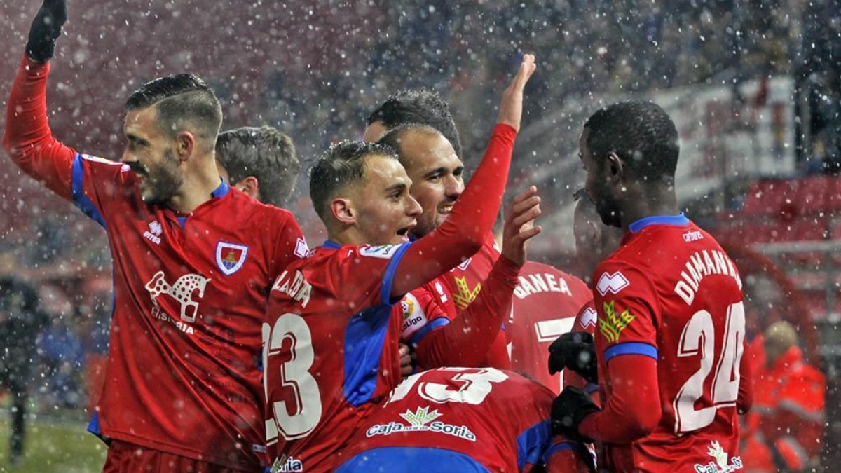 Los jugadores del Numancia celebran uno de los tres goles marcados ante el Córdoba en un partido con la nieve como protagonista.-Mario Tejedor