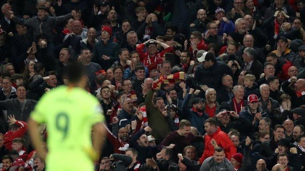 Suárez, abatido en Anfield tras la eliminación europea contra el Liverpool.-