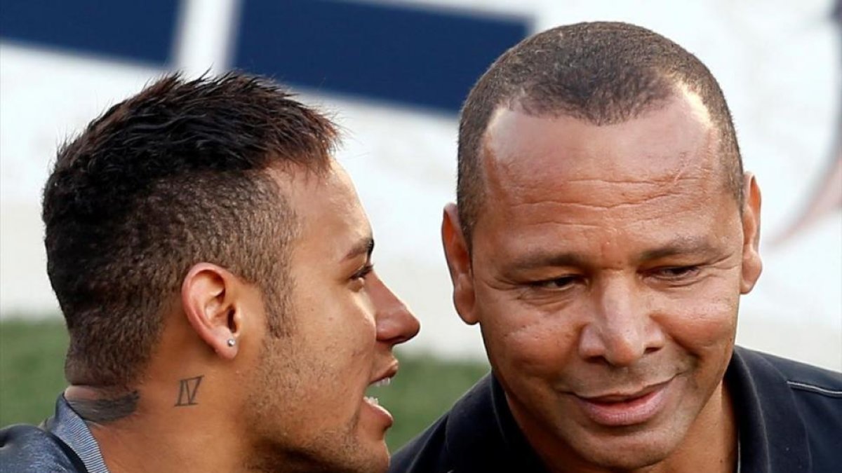 Neymar junto a su padre-PAULO WHITAKER (REUTERS)