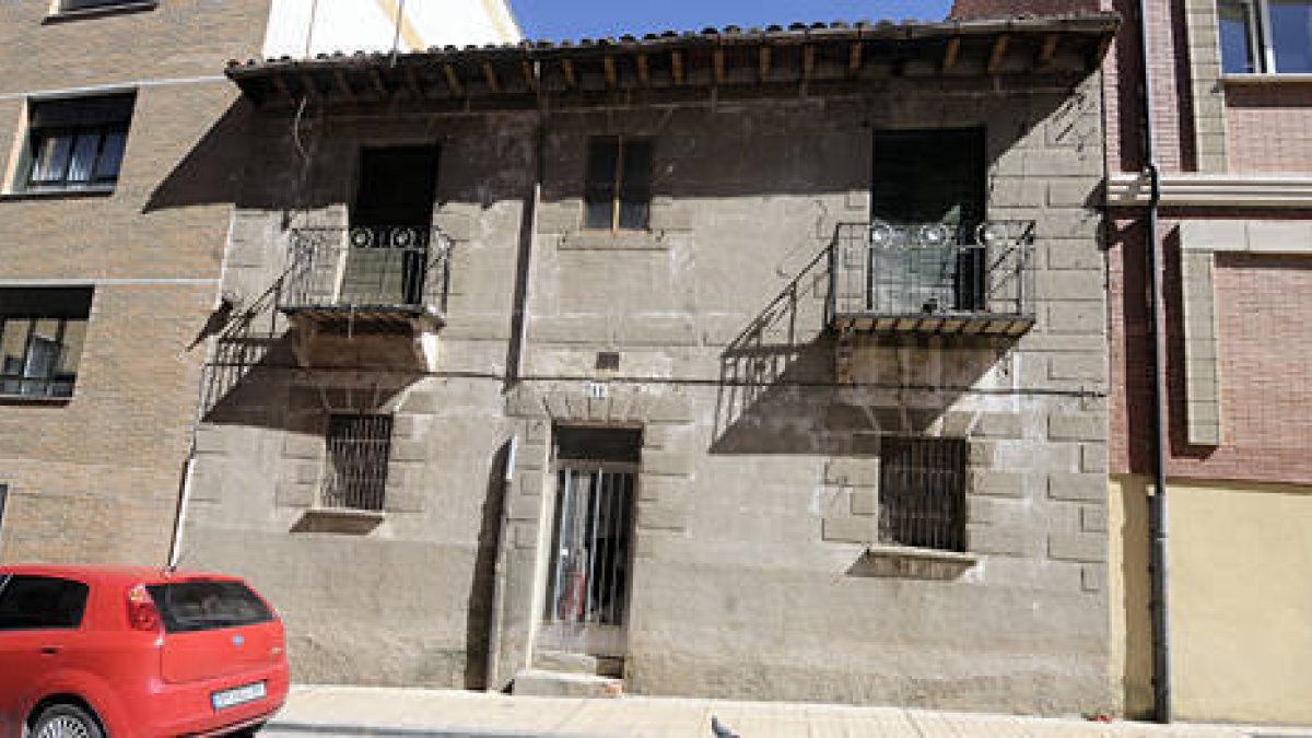 Edificio que supera los 40 años desde su construcción. / ÁLVARO MARTÍNEZ-