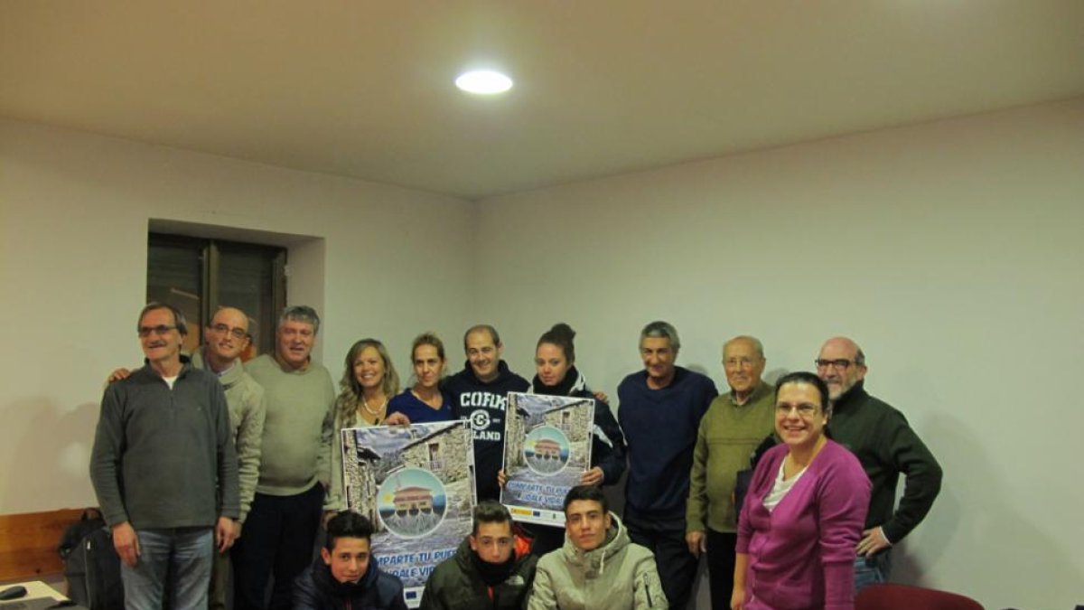 Miembros de Asopiva y del proyecto Arraigo en Muriel Viejo, donde presentaron durante el puente la iniciativa.-HDS