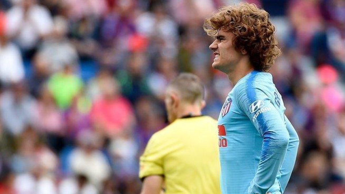 Antoine Griezmann se lamenta durante un mometo del Levante-Atlético.-AFP