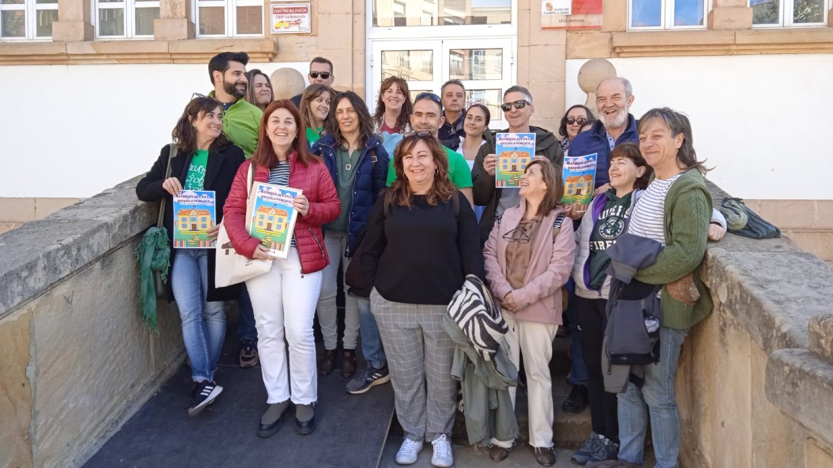 Asistentes de la Junta de Personal Docente que asistieron ayer a la rueda de prensa en el patio del colegio La Arboleda. V.R.A.