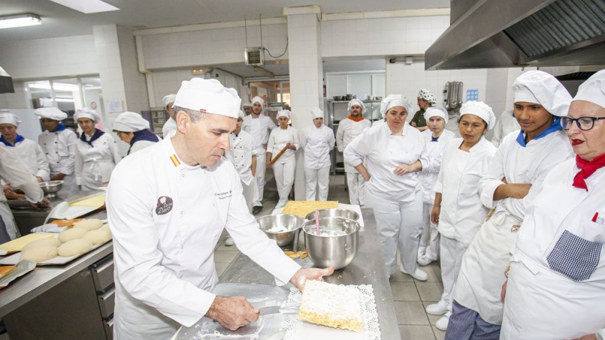Taller de elaboración de costrada en La Merced. MARIO TEJEDOR