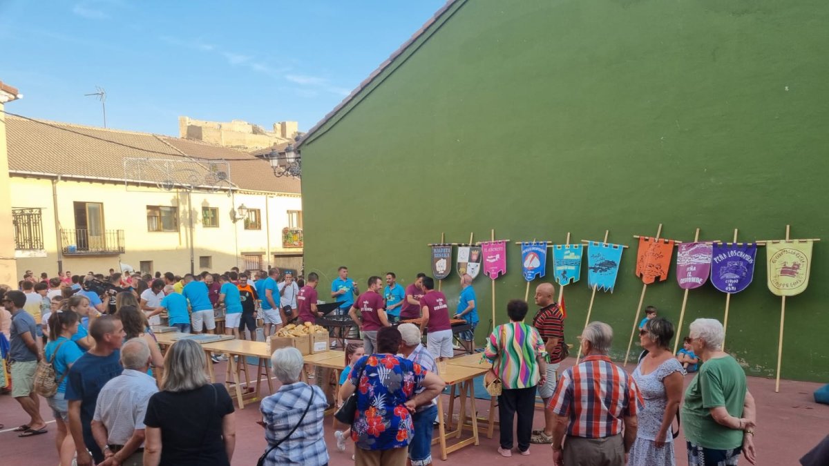 Ambiente festivo antes del pregón ayer en Osma.-A.H.