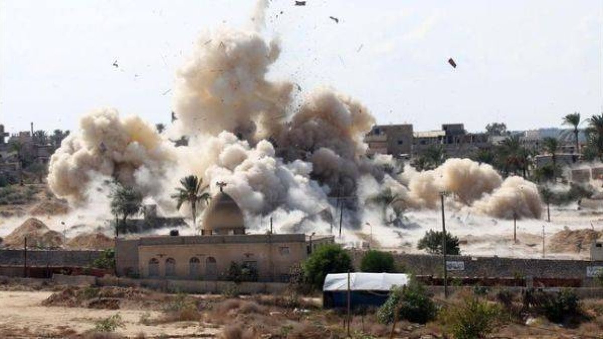 Una columna de humo se eleva de una casa destruida por el Ejército egipcio en el Sinaí.-Foto: AFP / SAID KHATIB