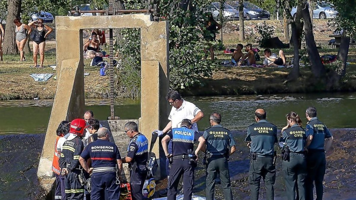 Rescate de un joven ahogado en el municipio salmantino de Ciudad Rodrigo.-ICAL