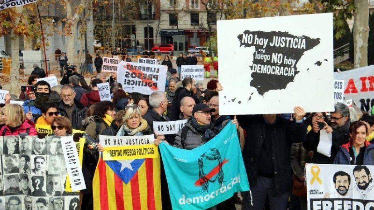 Manifestantes a favor de la liberación de los presos ante el Tribunal Supremo.-TÀNIA TÀPIA (ACN)