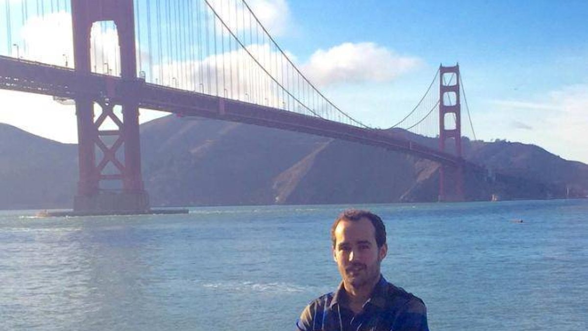 Víctor y detrás el puente de Golden Gate Bridge, en San Francisco.-