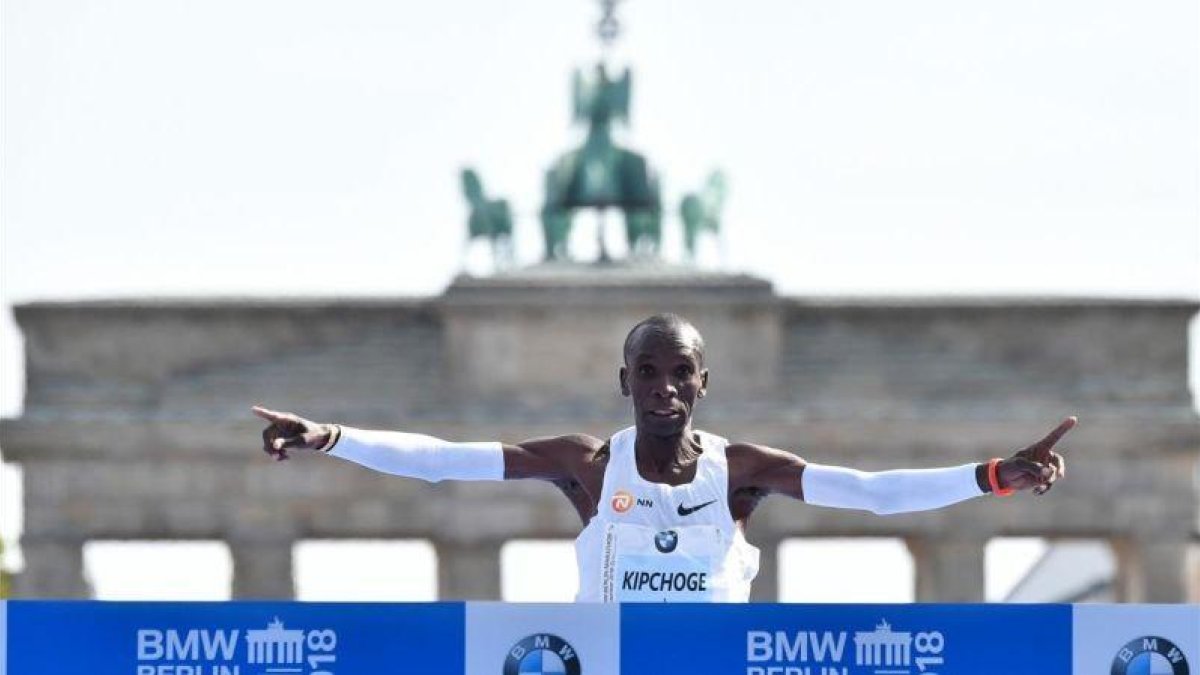 Eliud Kipchoge, entrando vencedor con récord mundial en el maratón de Berlín.-AFP / JOHN MACDOUGALL