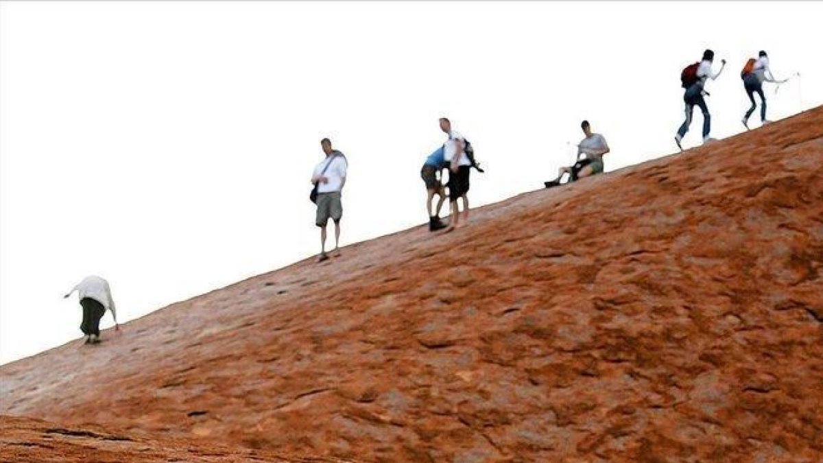 Turistas en el monte Uluru.-AFP