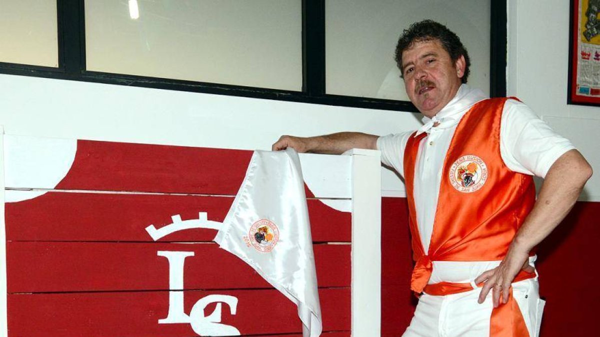 Pepe en el local de la cuadrilla a la que pertenece.-ALVARO MARTÍNEZ