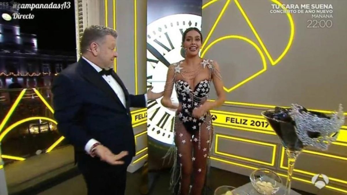 Alberto Chicote y Cristina Pedroche, en la retransmisión de las campanadas de Antena 3 del 2016.-EL PERIÓDICO