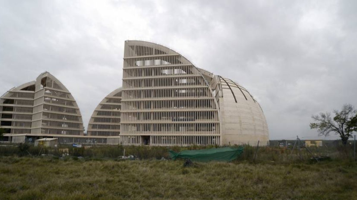Edificio de la Cúpula de la Energía, en una imagen de esta tarde.-ÁLVARO MARTÍNEZ