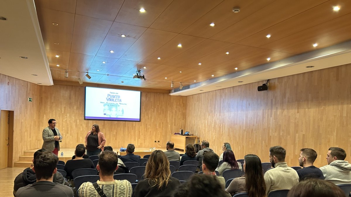 Sesión formativa para prevenir la violencia de género y la agresión sexual dentro dl protocolo suscrito ya por 23 bares y restaurantes de Soria. HDS