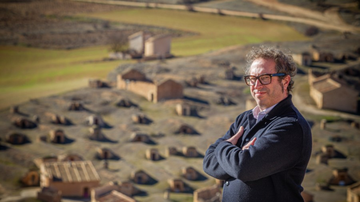 Bertrand Sourdais posa sobre las bodegas tradicionales de Atauta, localidad en la que cultiva las cepas de Dominio de Es, su proyecto vinícola junto con Antídoto. MARIO TEJEDOR