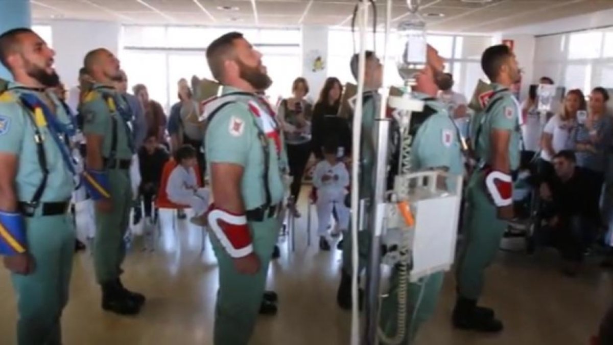 Legionarios cantando 'El novio de la muerte' ante niños enfermos de cáncer en un hospital de Málaga, este lunes 10 de abril.-YOUTUBE