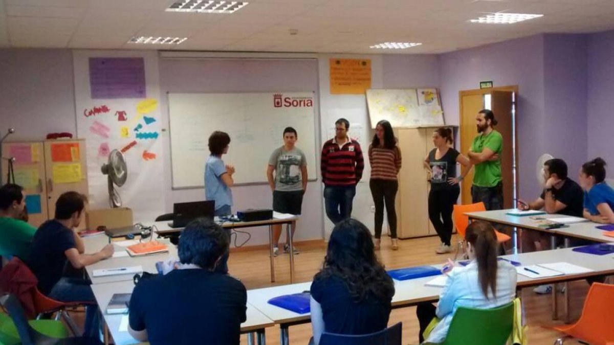 Los alumnos de la Lanzadera durante un taller de comunicación.-CEDIDA