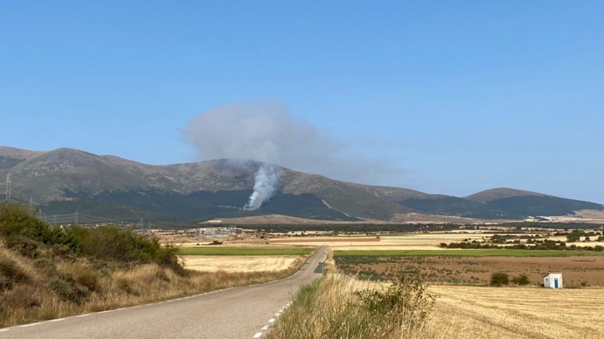 Imagen del incendio forestal captada desde una carretera de la zona. HDS