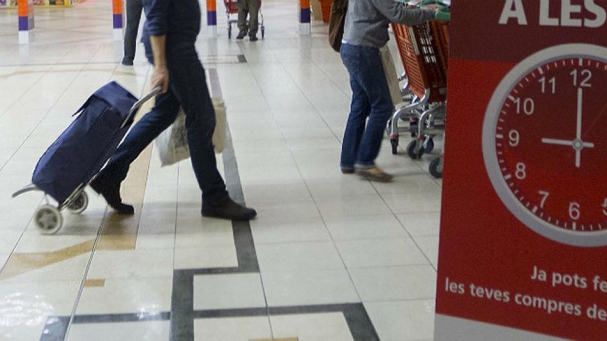 Con el carrito de la compra en un supermercado.-