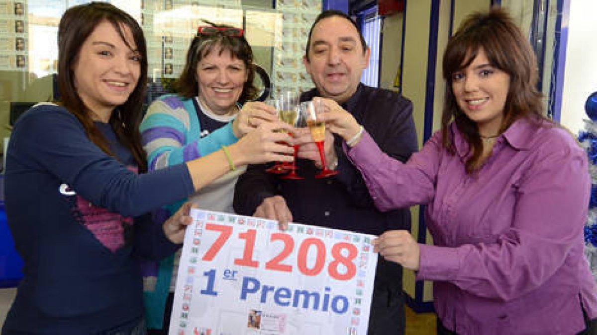 Emiliana Puertas brinda con su marido y sus hijas para celebrar que la administración número 1 de San Leonardo fue la encargada de repartir el Gordo del sorteo de El Niño. / ÁLVARO MARTÍNEZ-