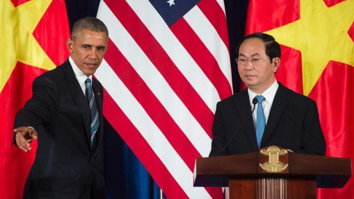 Obama (izquierda), junto a su homólogo vietnamita, Tran Dai Quang, en su conferencia de prensa conjunta en Hanói, este lunes.-AFP / JIM WATSON
