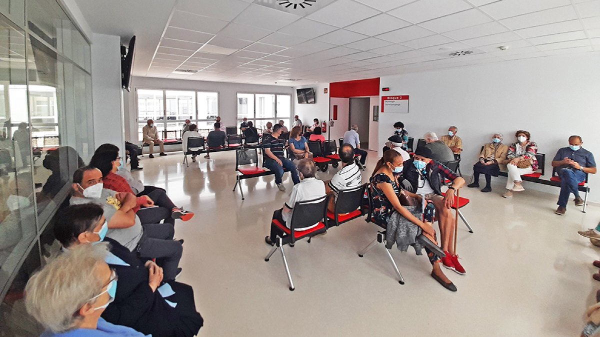 Colas en la sala de espera en Oftalmología - MARIO TEJEDOR