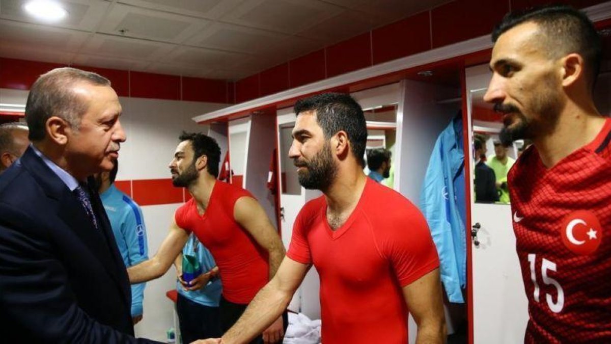 Erdogan, el presidente turco, saluda a Arda Turan tras un partido.-AFP / KAYHAN OZER